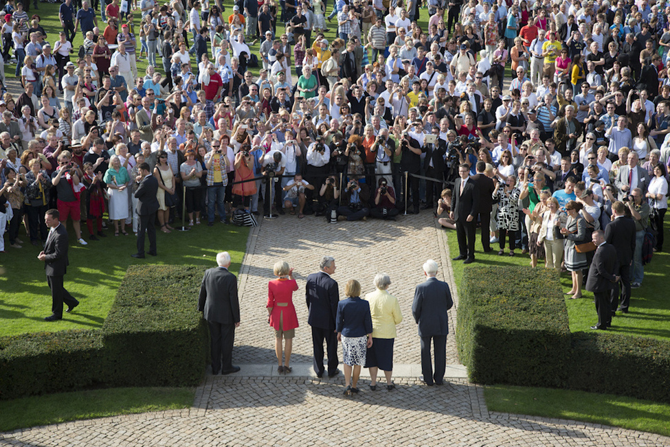 Bundespräsident a.D. Richard von Weizsäcker, Marianne von Weizsäcker, Bundespräsident Joachim Gauck, Daniela Schadt, Alexandra Freifrau von Berlichingen und Bundespräsident a.D. Roman Herzog (v.l.n.r.) vor Schloss Bellevue