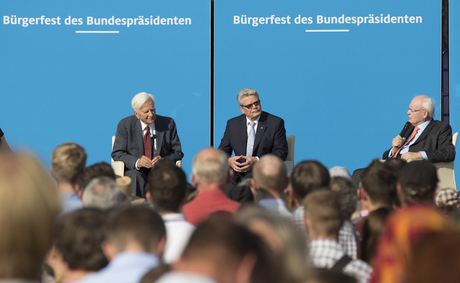 Bundespräsident Joachim Gauck mit Bundespräsident a.D. Richard von Weizsäcker (l.) und Bundespräsident a.D. Roman Herzog (r.) beim Gespräch