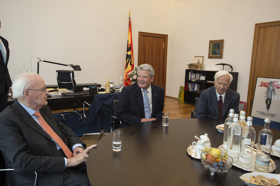 Bundespräsident Joachim Gauck mit Bundespräsident a.D. Richard von Weizsäcker (r.) und Bundespräsident a.D. Roman Herzog (l.) in seinem Arbeitszimmer