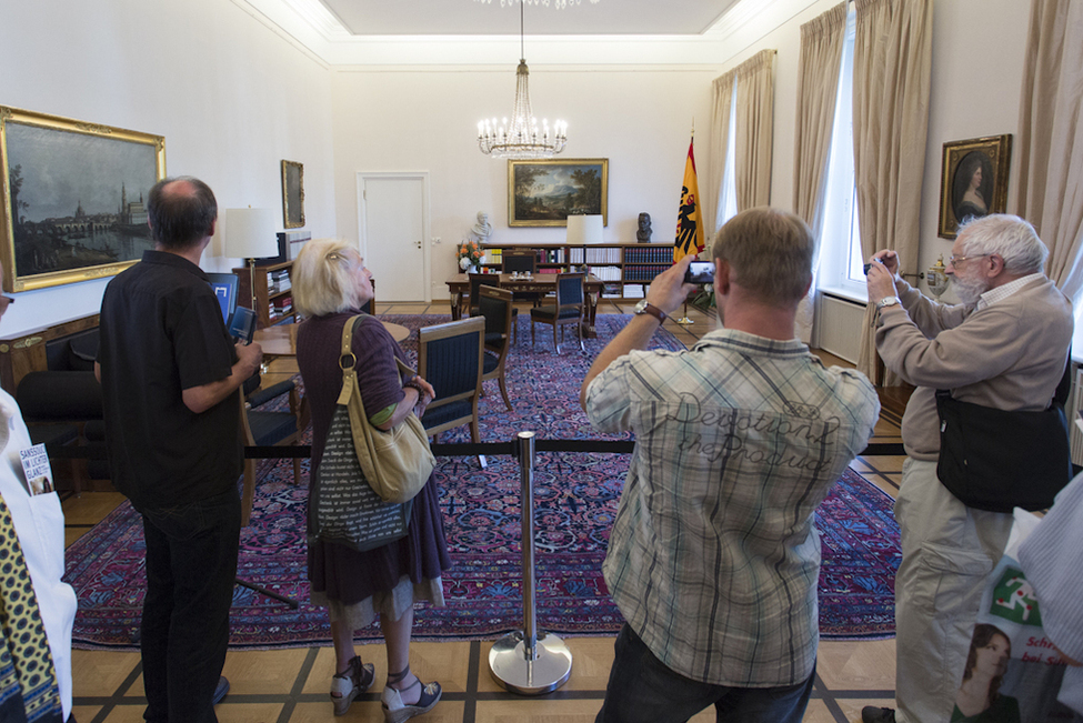  Besucherinnen und Besucher im Amtszimmer des Bundespräsidenten