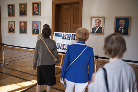 Besucherinnen und Besucher vor der Porträtgalerie der Bundespräsidenten