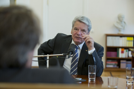 Bundespräsident Joachim Gauck beim Interview in seinem Amtszimmer