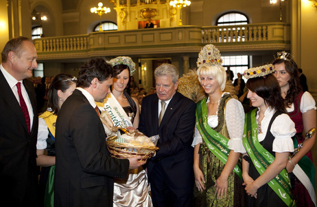 Bundespräsident Joachim Gauck mit den Ernteköniginnen