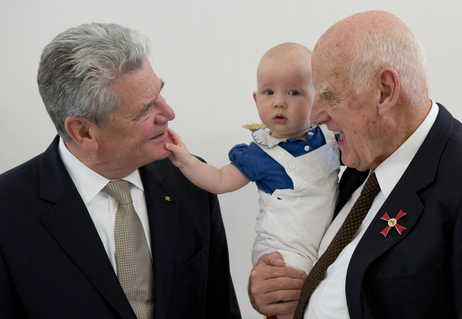 Bundespräsident Joachim Gauck mit Ordensträger Richard Sapper und dessen Enkelkind