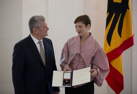 Bundespräsident Joachim Gauck mit der Ordensträgerin Meret Becker