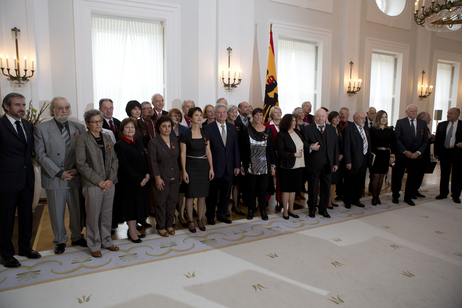 Bundespräsident Joachim Gauck mit den 35 Ordensträgerinnen und Ordensträgern