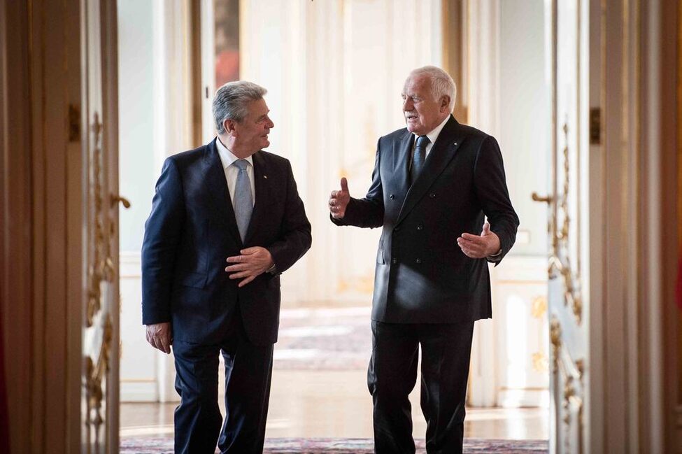 Bundespräsident Joachim Gauck mit dem Präsidenten der Tschechischen Republik, Václav Klaus, auf der Prager Burg