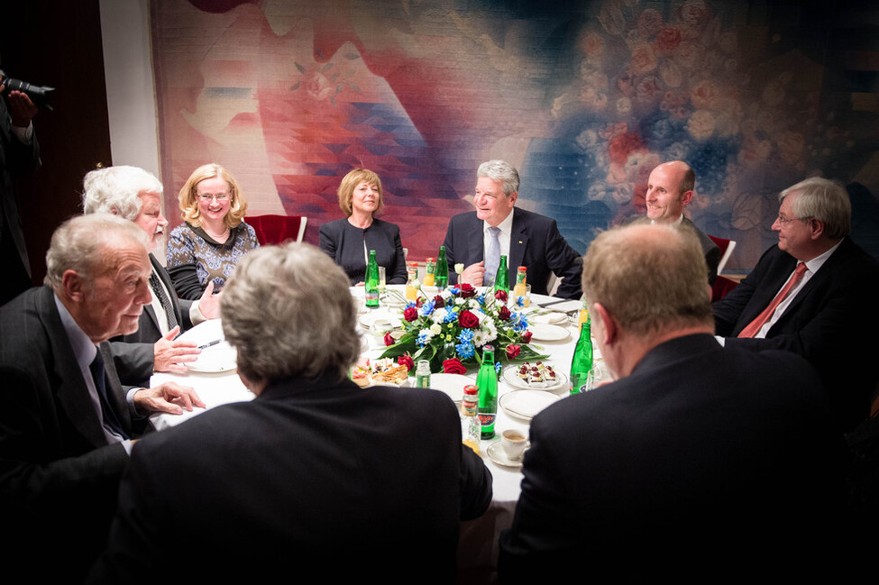 Bundespräsident Joachim Gauck und Daniela Schadt im Gespräch mit Vertretern der tschechischen Zivilgesellschaft