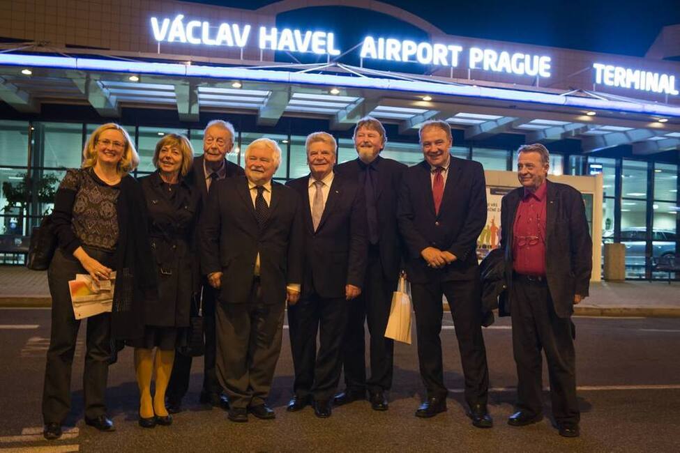 Bundespräsident Joachim Gauck und Daniela Schadt mit Vertretern der tschechischen Zivilgesellschaft am Regierungsflughafen vor dem Abflug