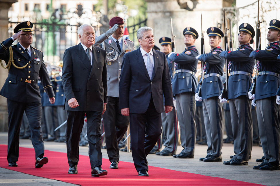 Bundespräsident Joachim Gauck wird vom Präsidenten der Tschechischen Republik, Václav Klaus, mit militärischen Ehren auf der Prager Burg begrüßt