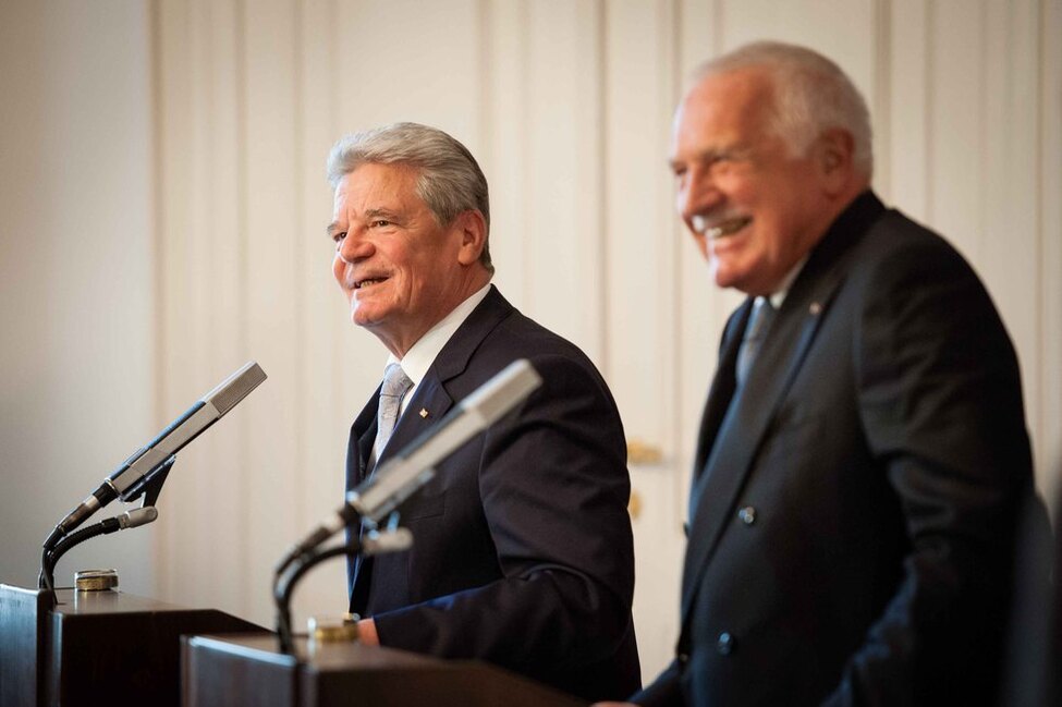  Bundespräsident Joachim Gauck und der Präsident der Tschechischen Republik, Václav Klaus, bei der gemeinsamen Pressebegegnung auf der Prager Burg