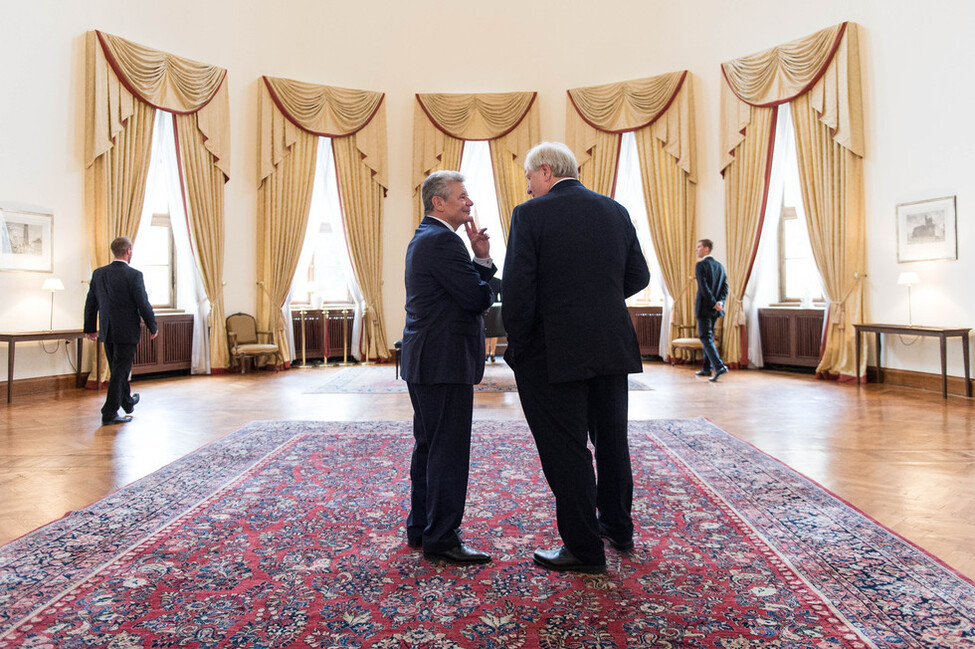 Bundespräsident Joachim Gauck mit dem deutschen Botschafter in der Tschechischen Republik in der Botschaft