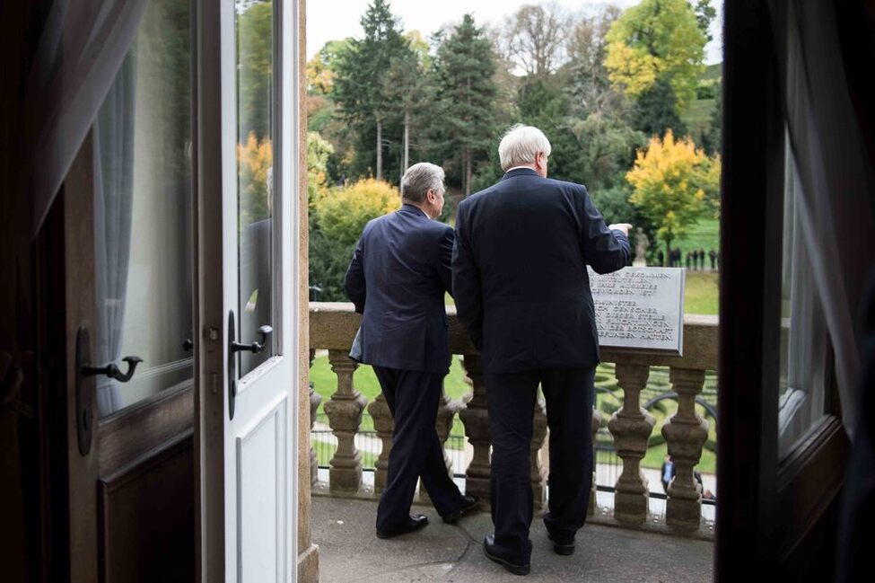 Bundespräsident Joachim Gauck mit dem deutschen Botschafter in der Tschechischen Republik auf dem Balkon der Botschaft