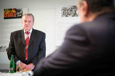 Bundespräsident Joachim Gauck im Gespräch mit Überlebenden der Verbrechen von Lidice