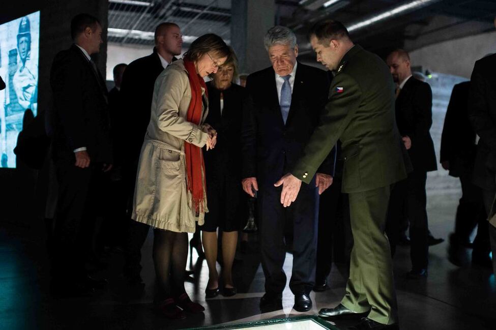 Bundespräsident Joachim Gauck und Daniela Schadt besichtigen das Museum der Gedenkstätte Lidice