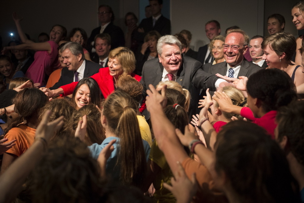 Bundespräsident Joachim Gauck, Daniela Schadt und Klaus Wowereit begrüßen die Jugendlichen