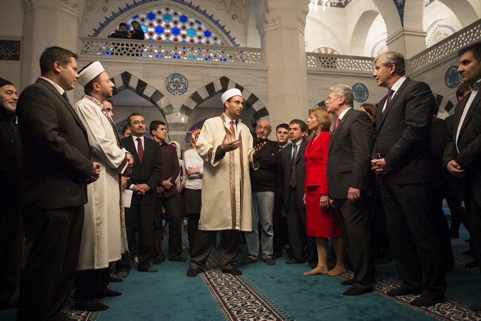 Bundespräsident Joachim Gauck und Daniela Schadt im Gespräch mit Imam Dursun Atak in der Sehitlik Moschee Berlin Neukölln