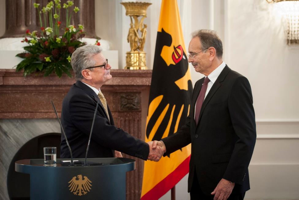 Bundespräsident Joachim Gauck gratuliert Hansjörg Geiger zum Verdienstkreuz I. Klasse des Verdienstordens der Bundesrepublik Deutschland