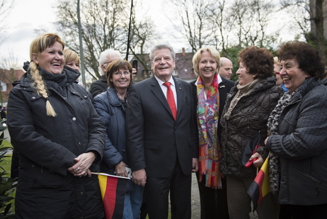 Bundespräsident Joachim Gauck mit Ministerpräsidentin Hannelore Kraft und Bürgerinnen