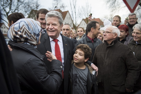 Bundespräsident Joachim Gauck mit Bürgerinnen und Bürgern