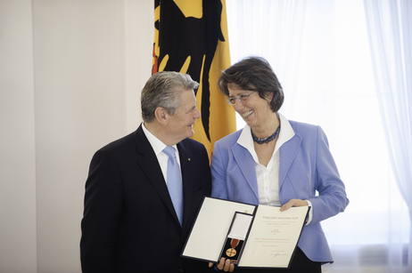 Bundespräsident Joachim Gauck mit der Ordensträgerin Helga Kiel