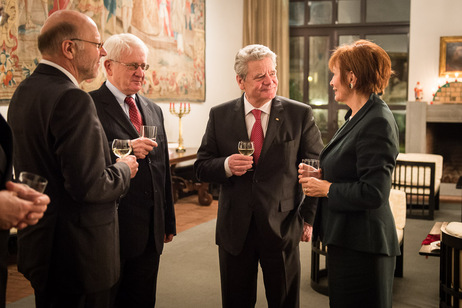 Bundespräsident Joachim Gauck im Gespräch mit dem deutschen Botschafter (2.v.l.) beim Heiligen Stuhl in der Botschafterresidenz