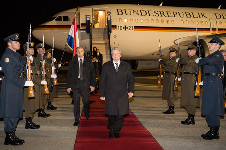 Bundespräsident Joachim Gauck bei seiner Ankunft auf dem Flughafen Zagreb