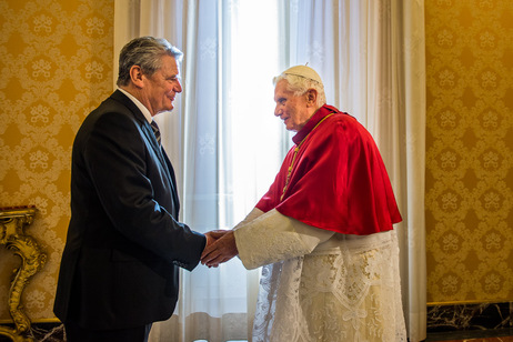 Bundespräsident Joachim Gauck wird von Papst Benedikt XVI. im Apostolischen Palast begrüßt