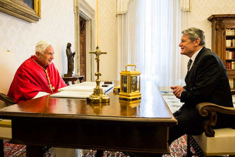 Bundespräsident Joachim Gauck im Gespräch mit Papst Benedikt XVI. in der Privatbibliothek im Apostolischen Palast