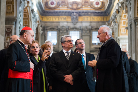 Bundespräsident Joachim Gauck beim Rundgang durch die päpstliche Basilika St. Peter in Vatikanstadt