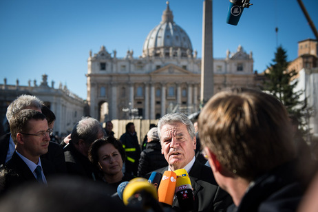 Bundespräsident Joachim Gauck im Interview vor dem Petersdom