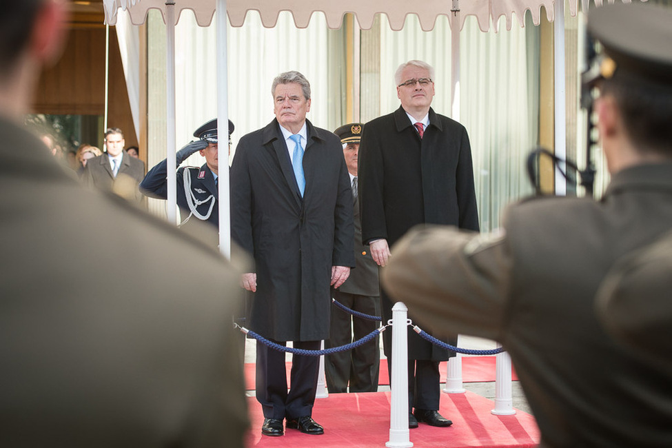 Bundespräsident Joachim Gauck wird vom Präsidenten der Republik Kroatien, Ivo Josipovic, mit militärischen Ehren begrüßt
