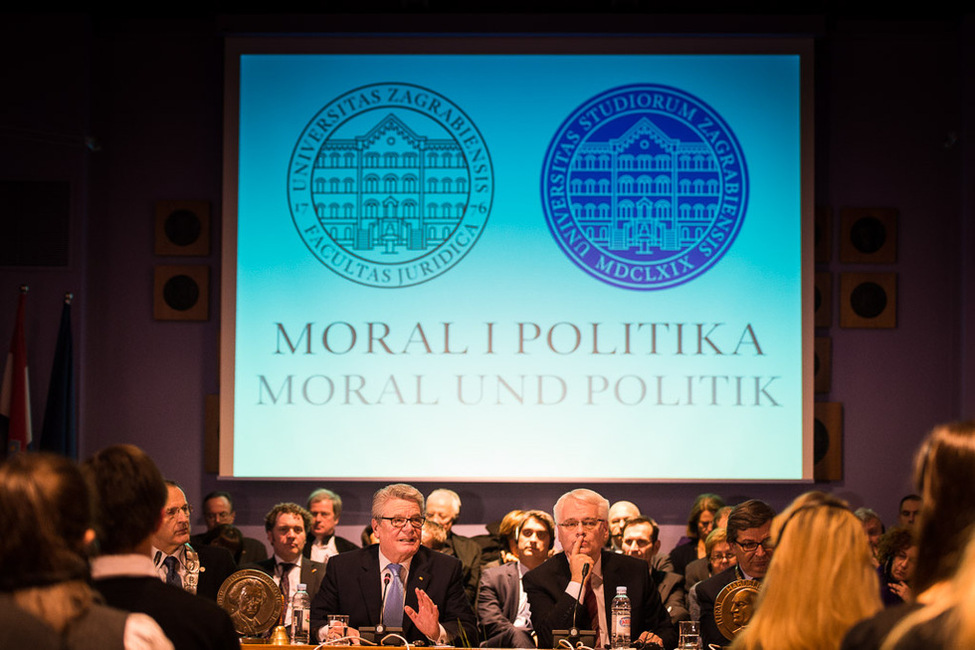 Bundespräsident Joachim Gauck und der Präsident der Republik Kroatien, Ivo Josipovic, bei der Podiumsdiskussion an der Juristischen Fakultät der Universität Zagreb