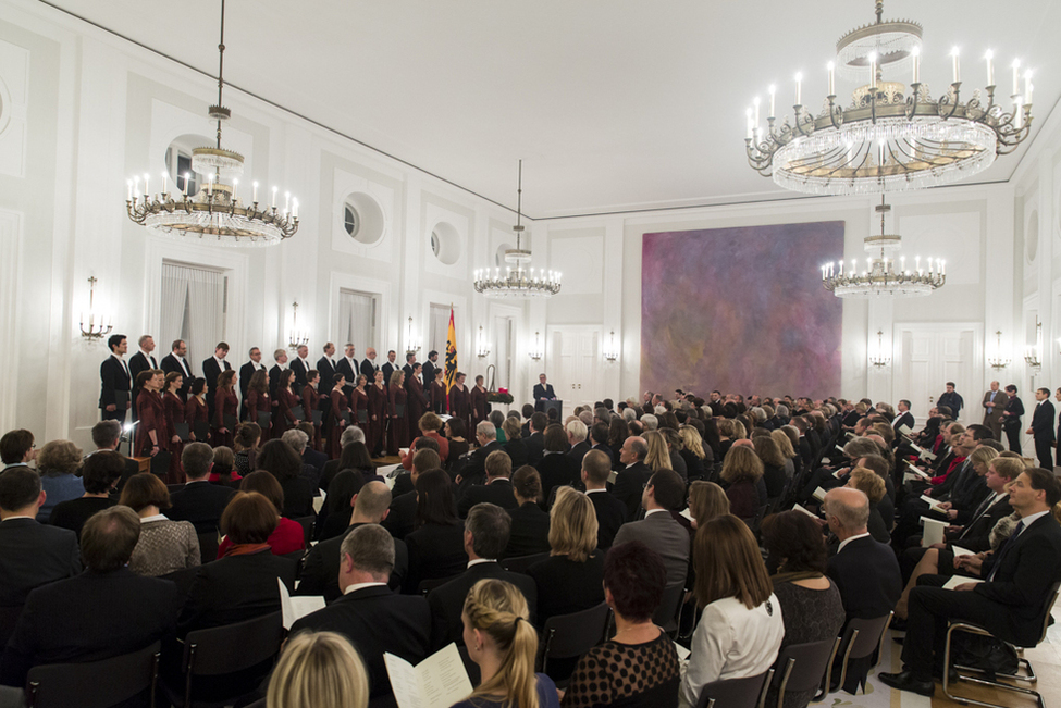 Bundespräsident Joachim Gauck begrüßt die Gäste zum Adventskonzert im Großen Saal von Schloss Bellevue   