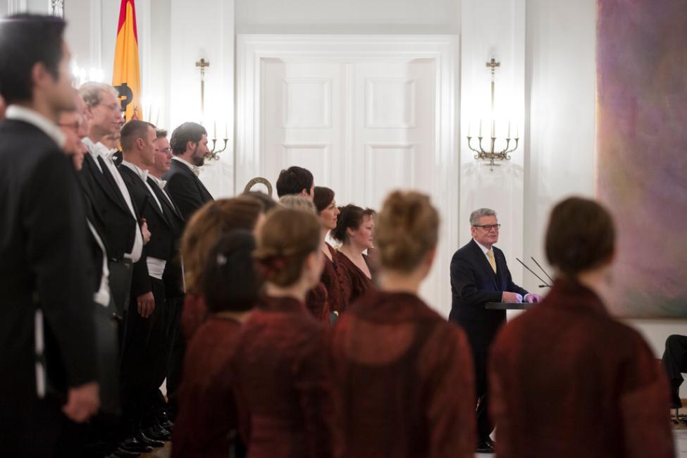 Bundespräsident Joachim Gauck begrüßt die Gäste zum Adventskonzert im Großen Saal von Schloss Bellevue   