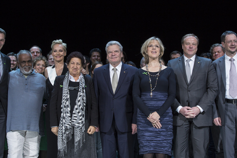 Bundespräsident Joachim Gauck mit Harsha Navaratne, Manuela Soeiro, Bärbel Dieckmann, und Dirk Niebel auf der Bühne