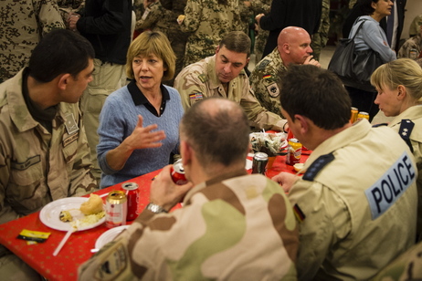 Daniela Schadt im Gespräch mit deutschen Soldaten, Polizisten und Mitarbeitern der Entwicklungszusammenarbeit in Masar-i-Sharif