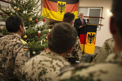  Bundespräsident Joachim Gauck spricht vor Soldaten und Verbündeten sowie mit Polizisten und Mitarbeitern der Entwicklungszusammenarbeit