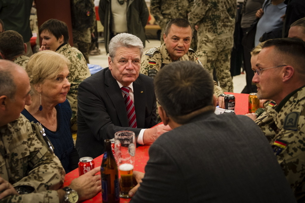 Bundespräsident Joachim Gauck im Gespräch mit deutschen Soldaten in Masar-i-Sharif