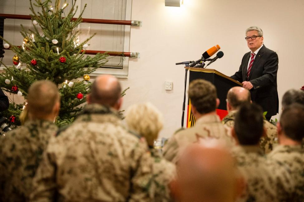  Bundespräsident Joachim Gauck spricht vor Soldaten und Verbündeten sowie mit Polizisten und Mitarbeitern der Entwicklungszusammenarbeit