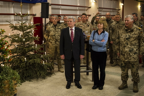  Bundespräsident Joachim Gauck und Daniela Schadt bei Soldaten und Verbündeten sowie Polizisten und Mitarbeitern der Entwicklungszusammenarbeit