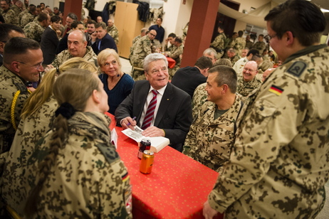 Bundespräsident Joachim Gauck im Gespräch mit deutschen Soldaten in Masar-i-Sharif