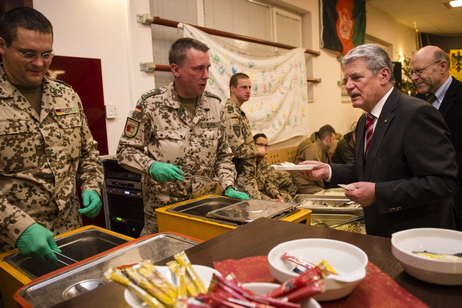 Bundespräsident Joachim Gauck bei der Essensausgabe in Masar-i-Sharif