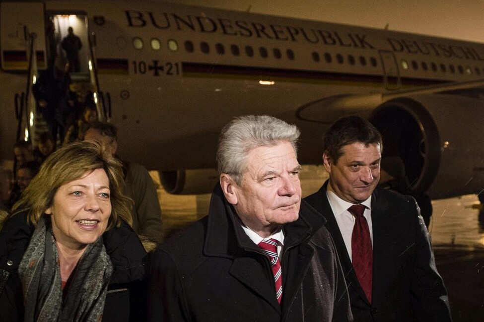 Bundespräsident Joachim Gauck und Daniela Schadt bei Ihrer Ankunft auf dem Flughafen von Masar-i-Sharif