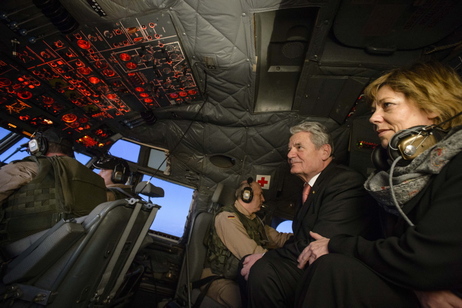 Bundespräsident Joachim Gauck und Daniela Schadt in der Transall auf dem Rückflug nach Masar-i-Scharif