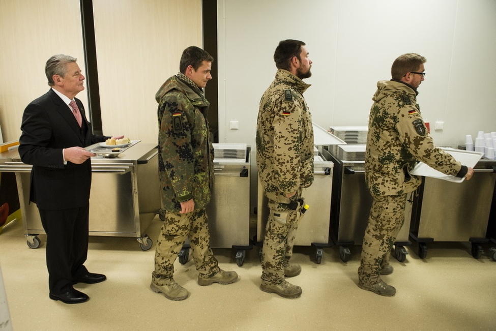 Bundespräsident Joachim Gauck beim Frühstück in der Truppenküche der deutschen Soldatinnen und Soldaten