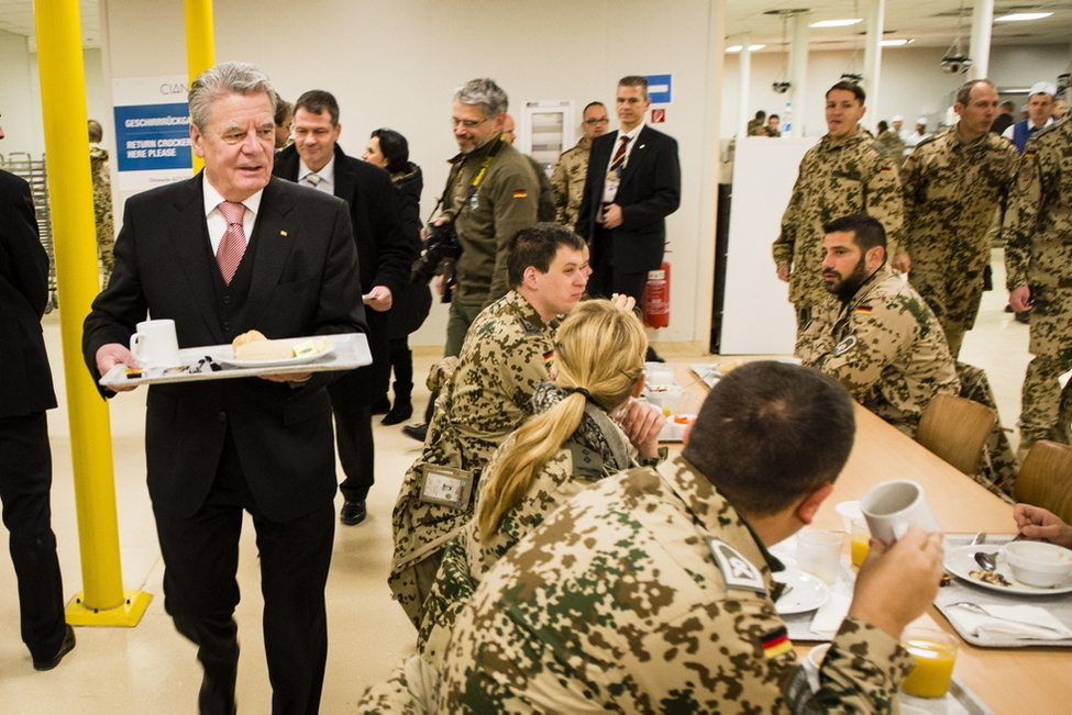 Bundespräsident Joachim Gauck beim Frühstück in der Truppenküche der deutschen Soldatinnen und Soldaten