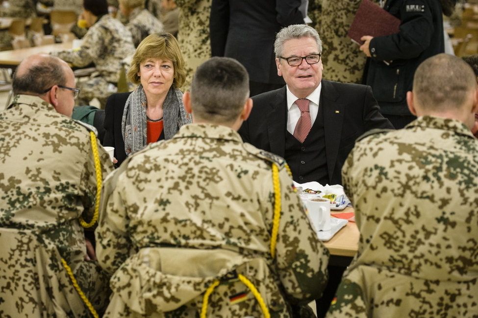 Bundespräsident Joachim Gauck und Daniela Schadt beim Frühstück in der Truppenküche der deutschen Soldatinnen und Soldaten