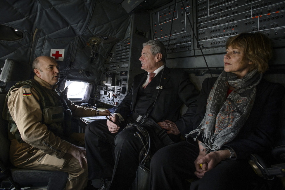 Bundespräsident Joachim Gauck und Daniela Schadt beim Einstieg in die Transall auf dem Weg nach Kabul