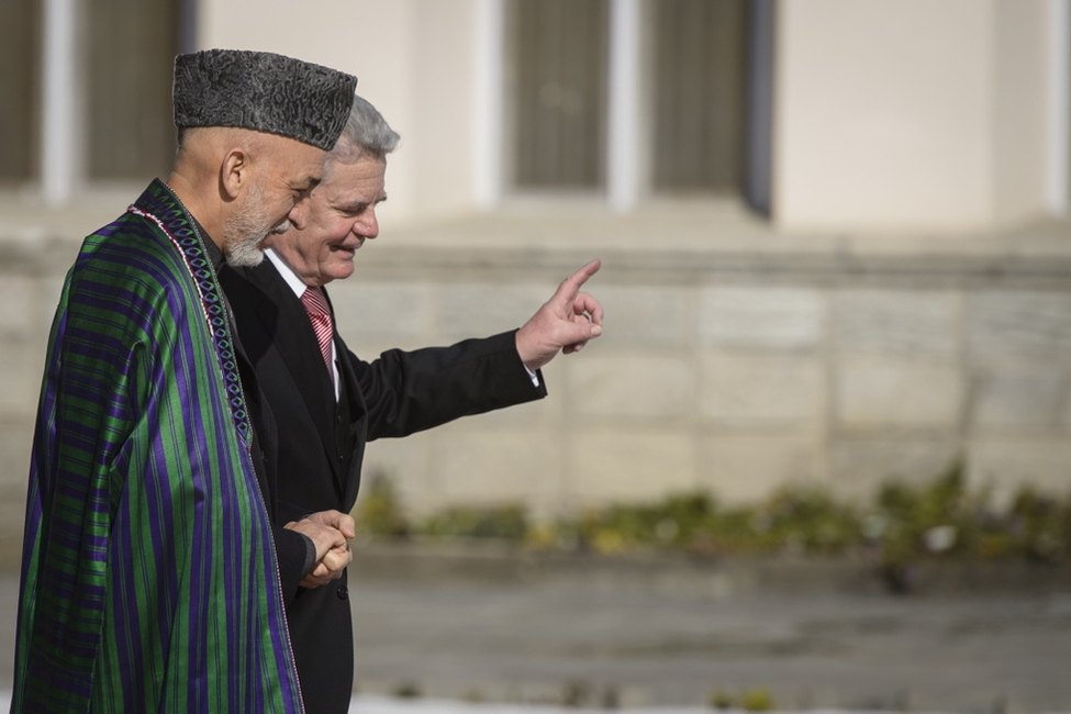 Bundespräsident Joachim Gauck mit dem Präsidenten der Islamischen Republik Afghanistan, Hamid Karsai, bei der Begrüßung vor dem Präsidentenpalast